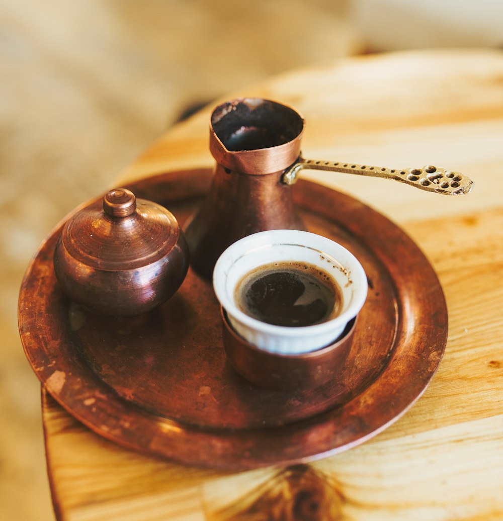 Panela Moka e xícara de chá de cerâmica na bandeja