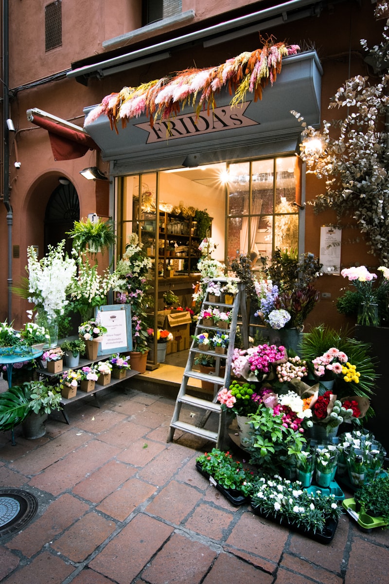 Blumenarrangements neben einer Holzleiter