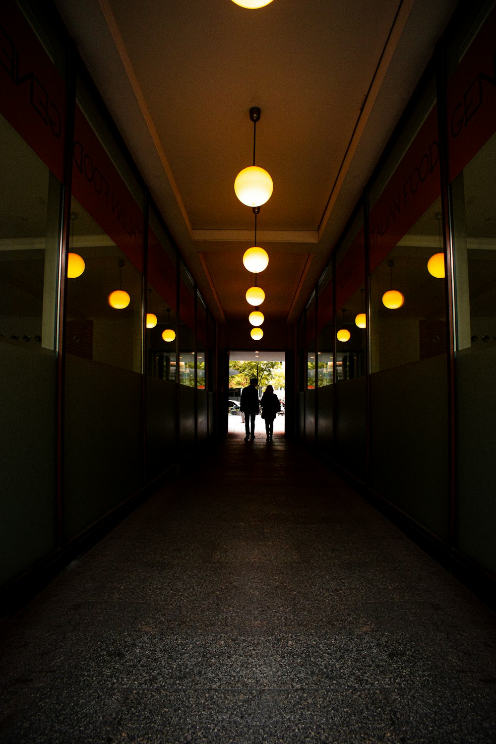 廊下を歩く2人