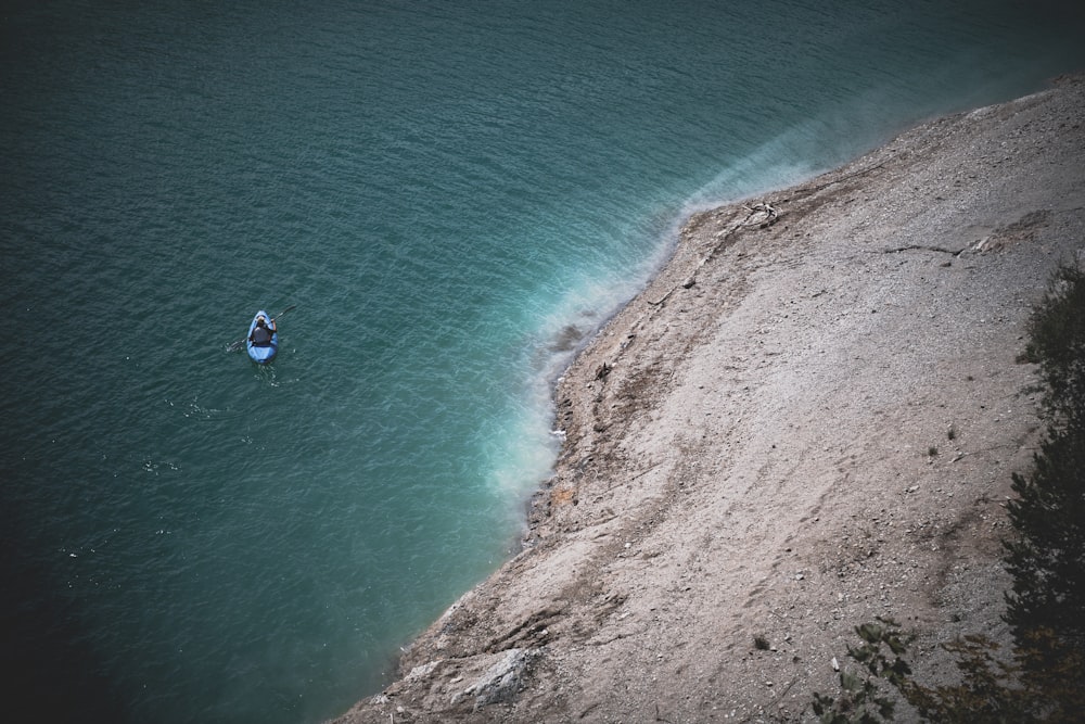 Luftaufnahme eines Bootes auf einem Gewässer