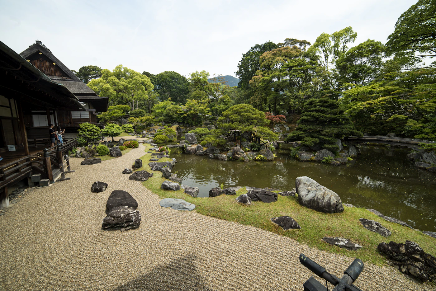 Création d'un jardin japonais avec bassin et rochers devant un pavillon de bois, Île-de-France