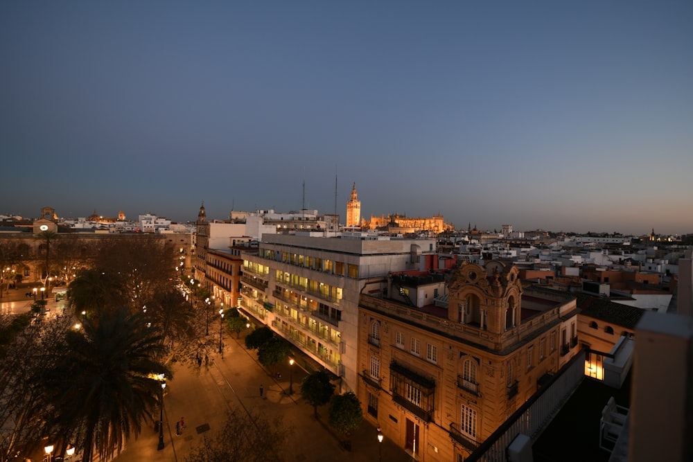 Foto aérea del edificio de la ciudad durante la noche