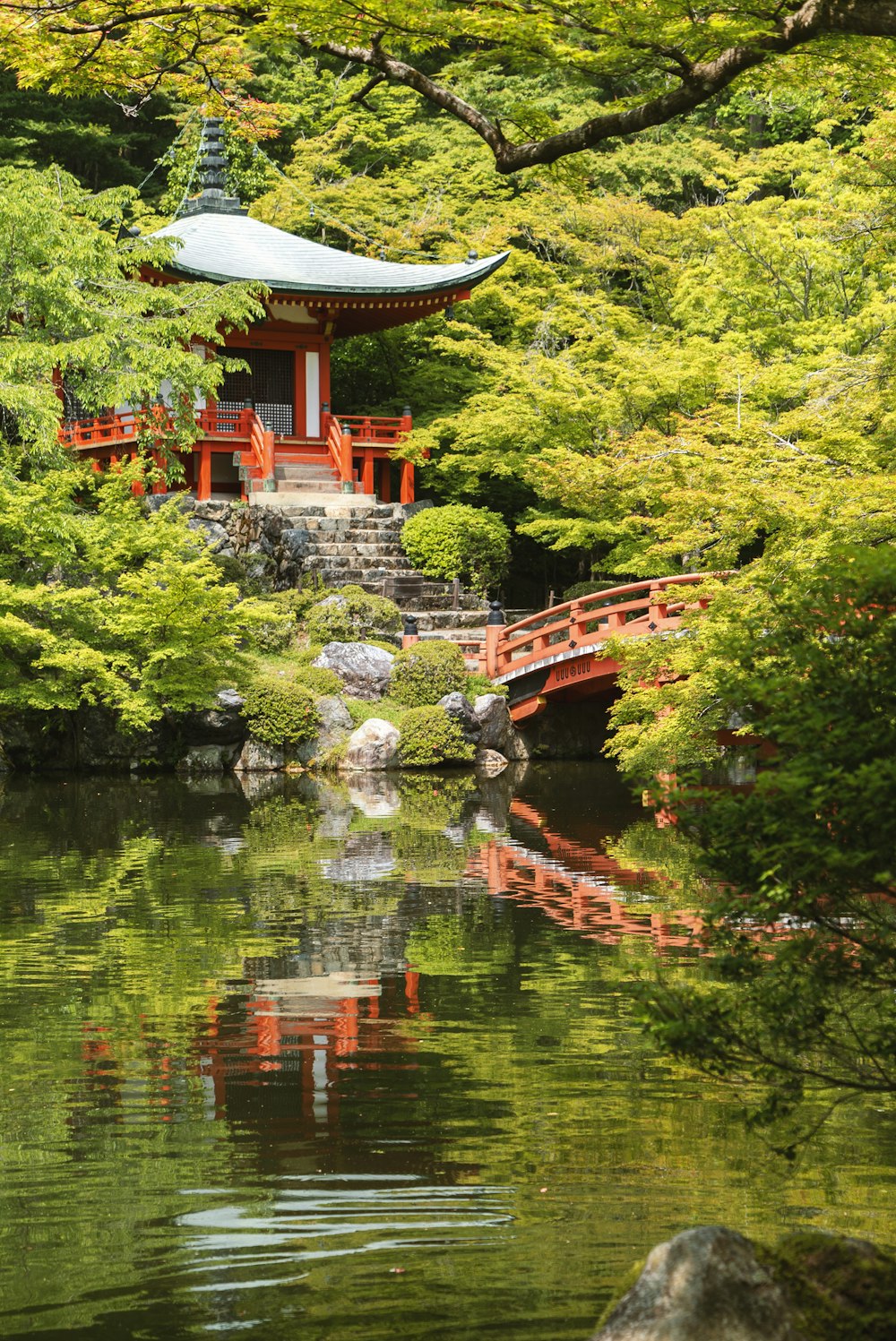 水域近くの赤い寺院