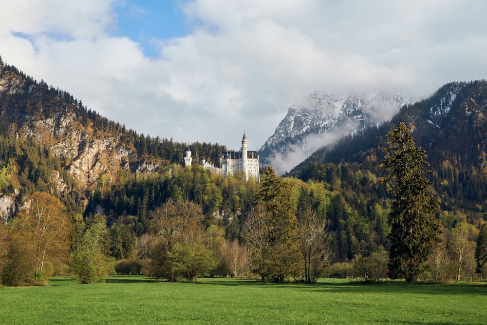 Burg auf dem Gipfel des Hügels