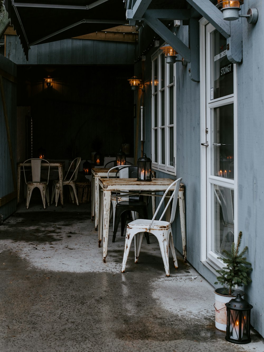 outdoor dining area with no people outside building