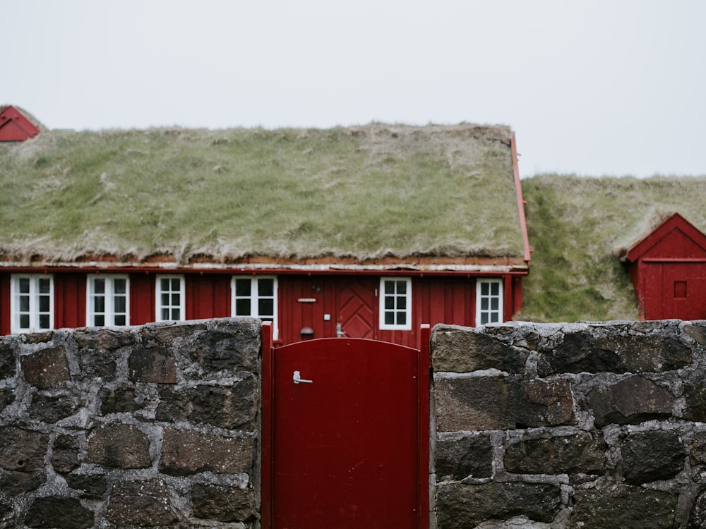 casa di legno rossa con cancello chiuso