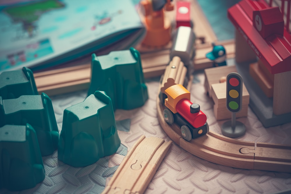 軌道上的木製火車玩具