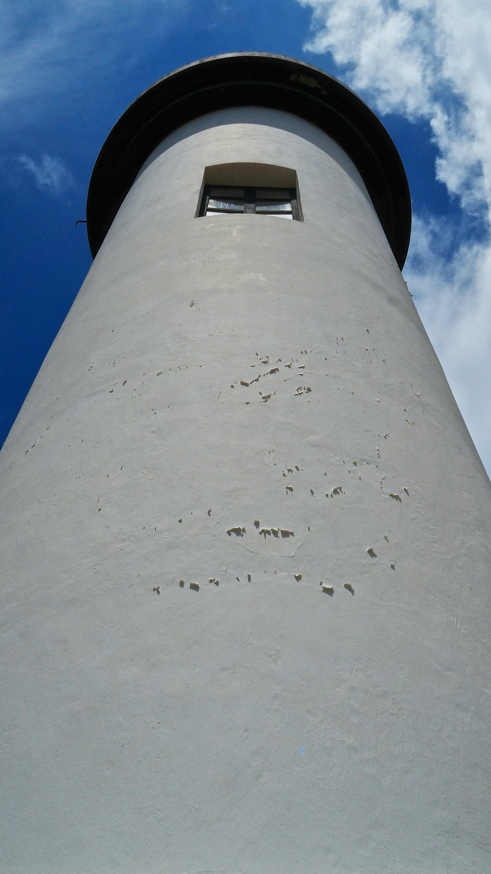 Faro blanco bajo el cielo azul