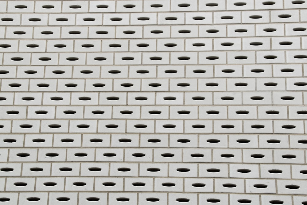 un muro di mattoni bianchi con buchi in esso