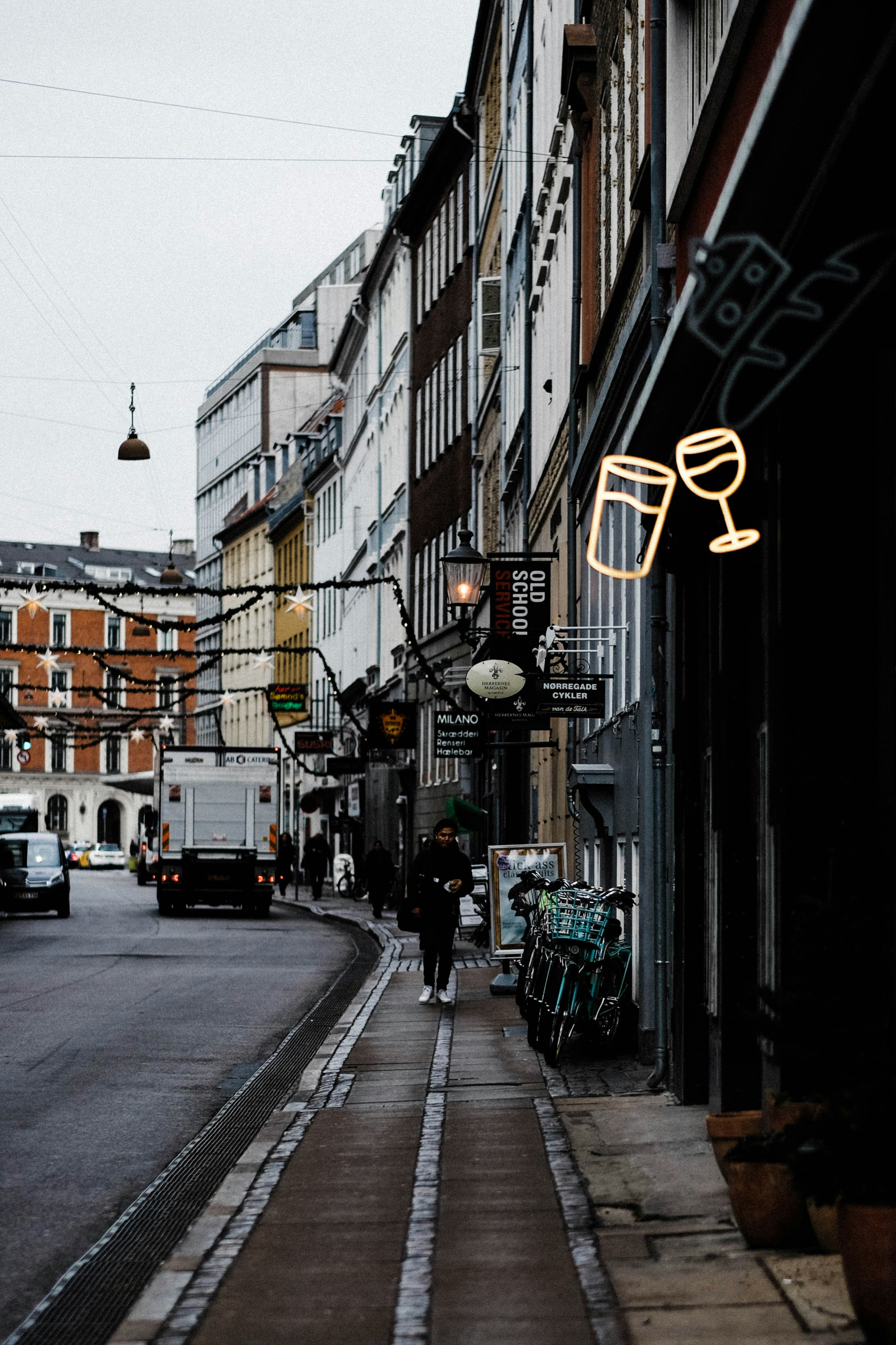Person im schwarzen Hemd geht auf dem Bürgersteig