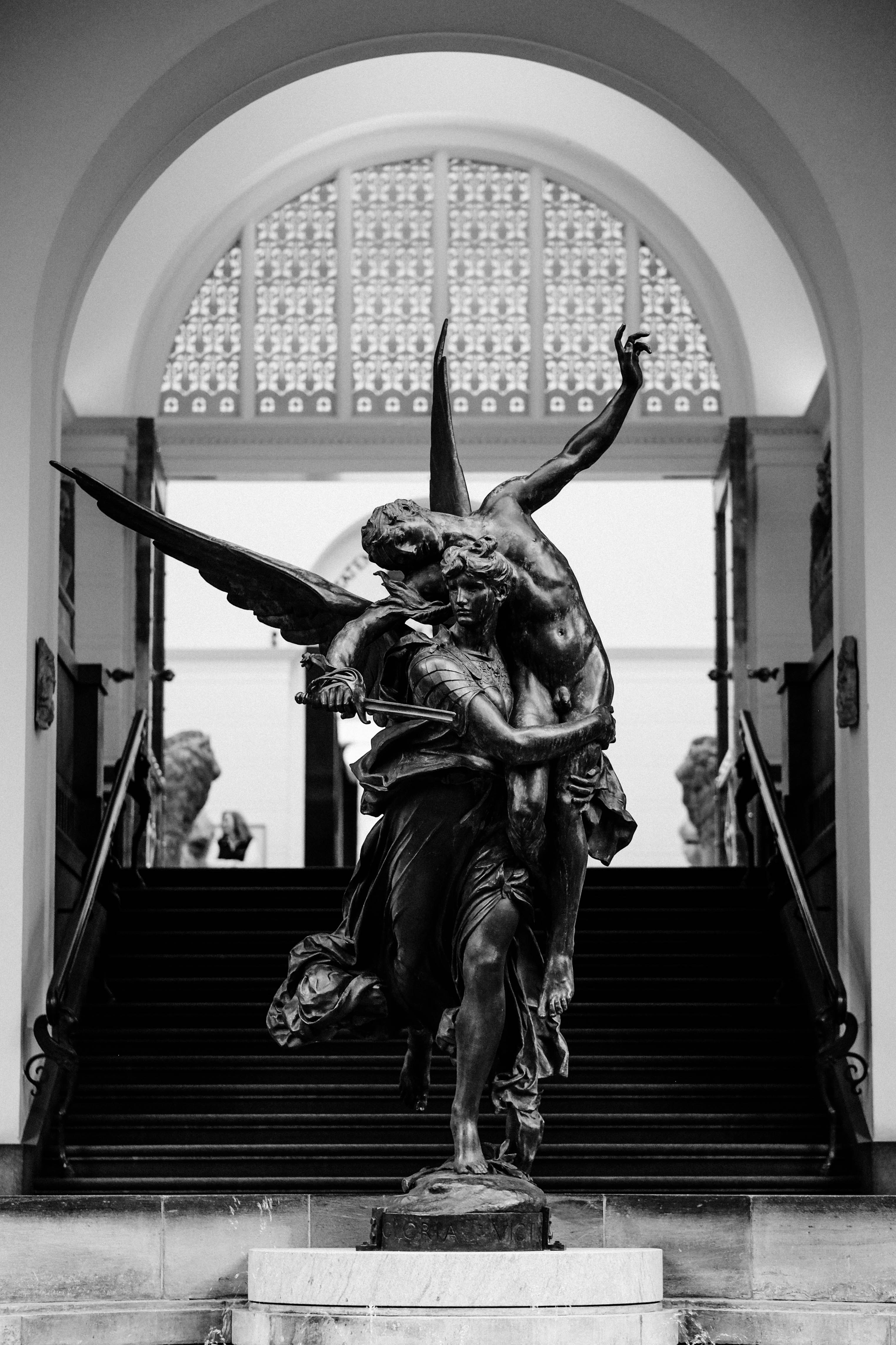 Menschliche Statue in der Nähe des Gebäudes