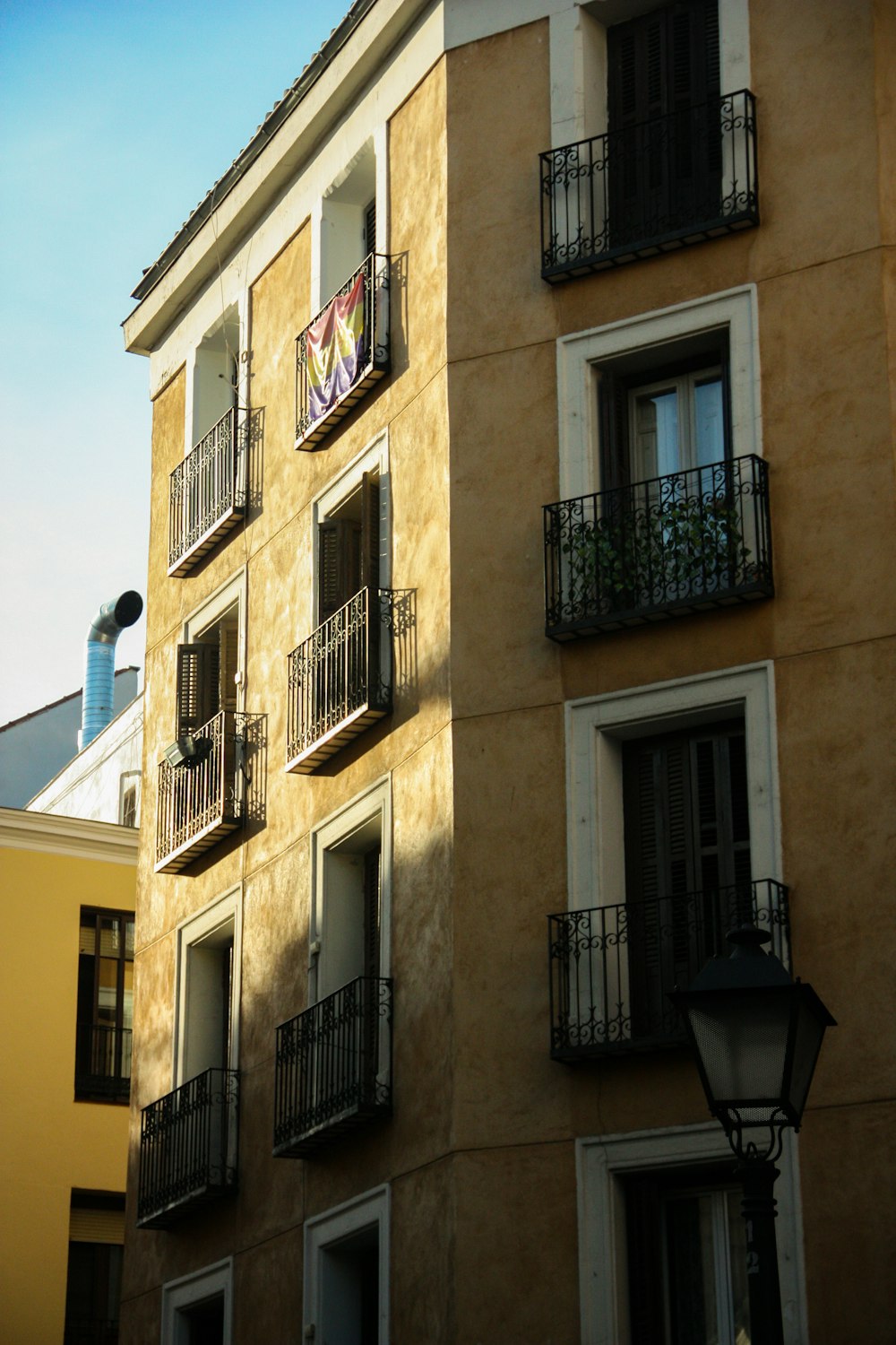 edifício de concreto amarelo