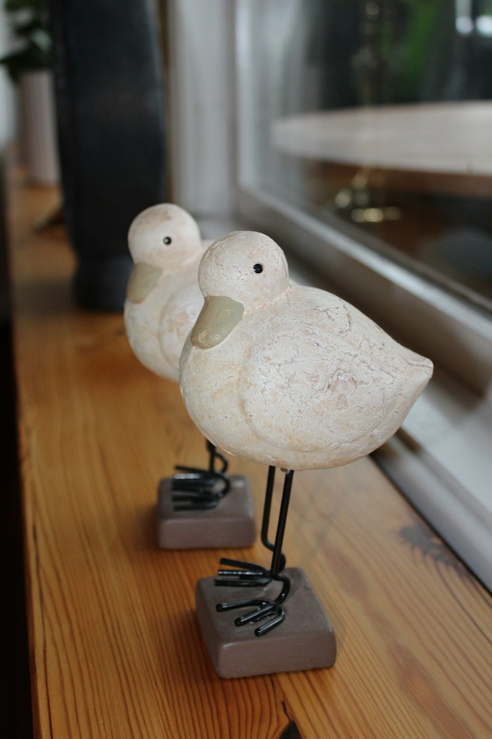 deux figurines d’oiseaux blancs