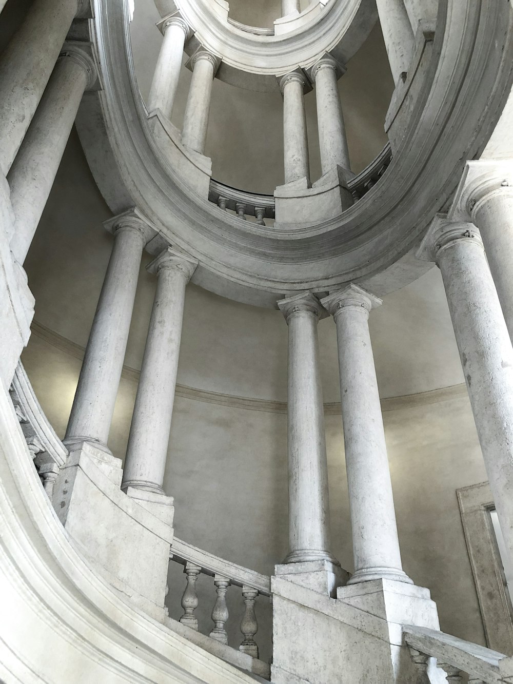 Photo en contre-plongée d’un escalier en béton gris