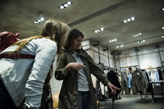 Dos mujeres de pie cerca de ropa colgada