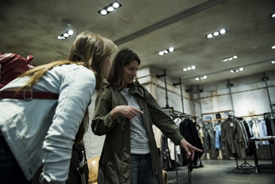 Dos mujeres de pie cerca de ropa colgada