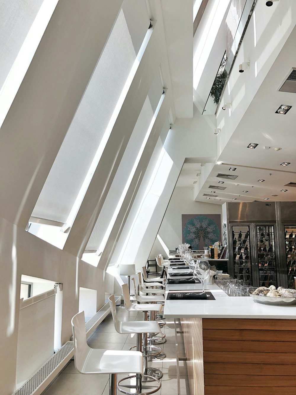 Chaises blanches à l’intérieur de la salle blanche