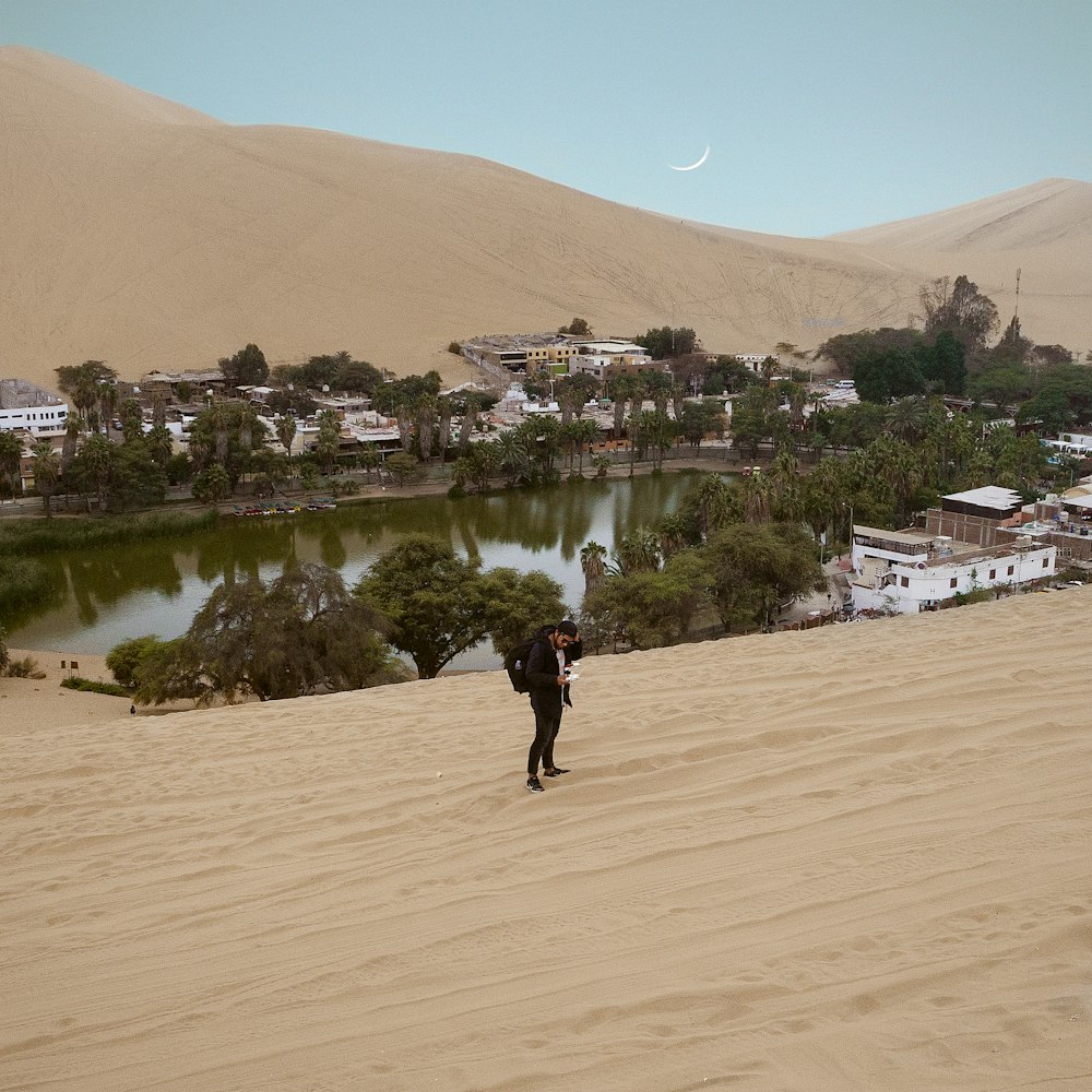 hombre parado cerca de un cuerpo de agua