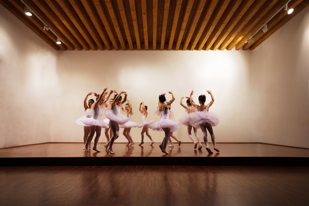 chicas bailando en el escenario