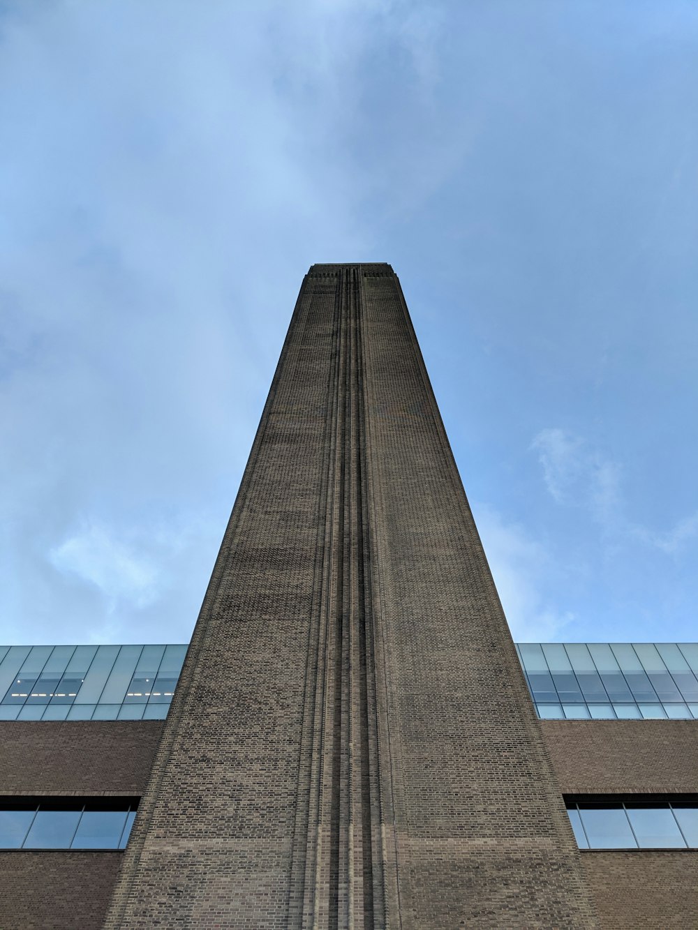 Edificios de hormigón gris durante el día