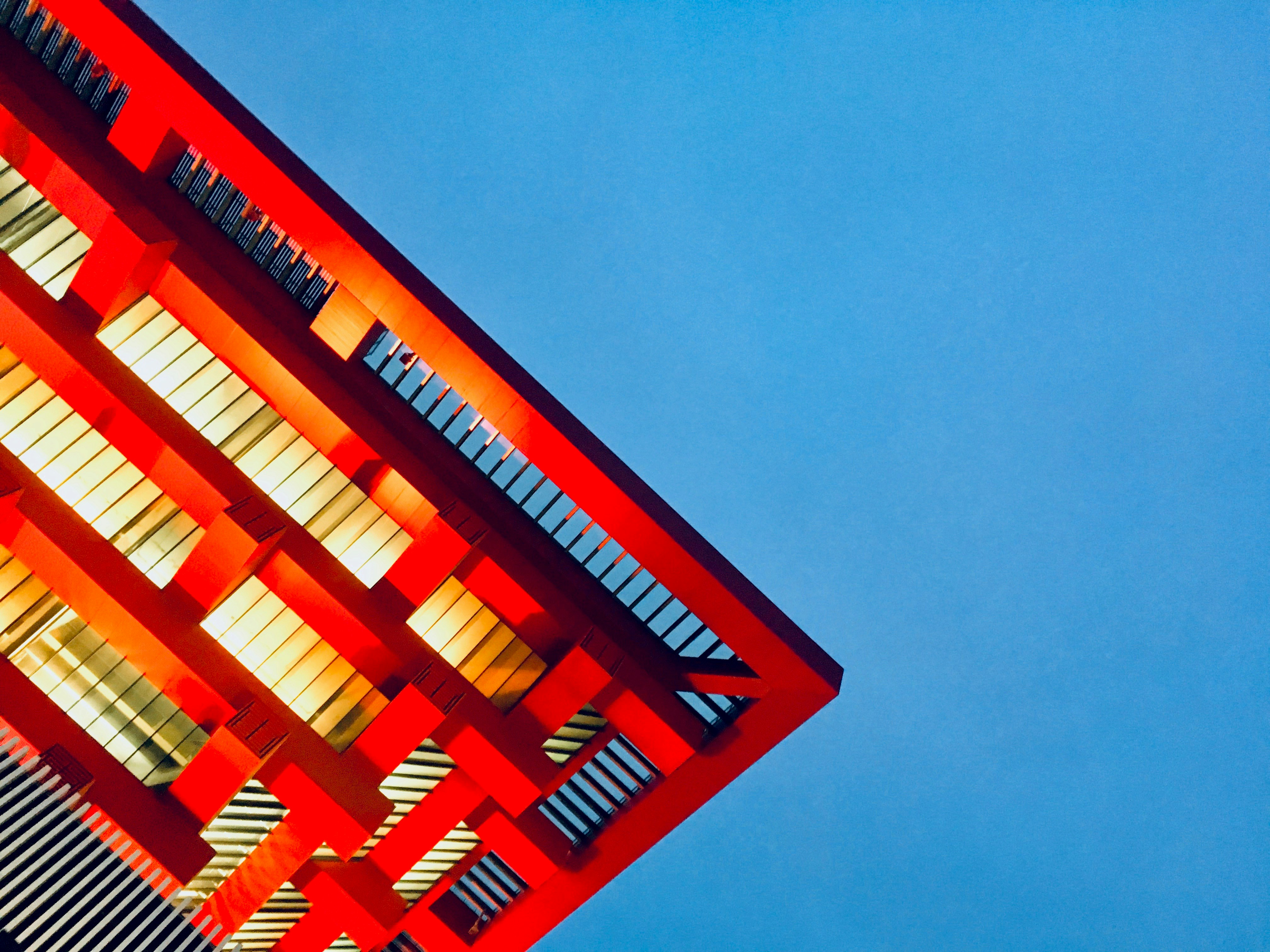 日中の赤い建物