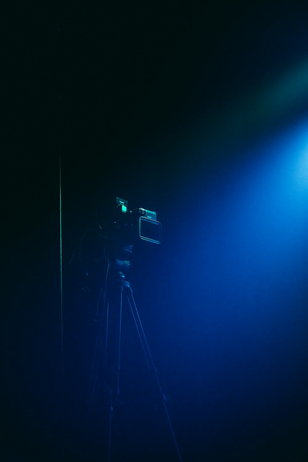Eine Kamera auf einem Stativ im Dunkeln