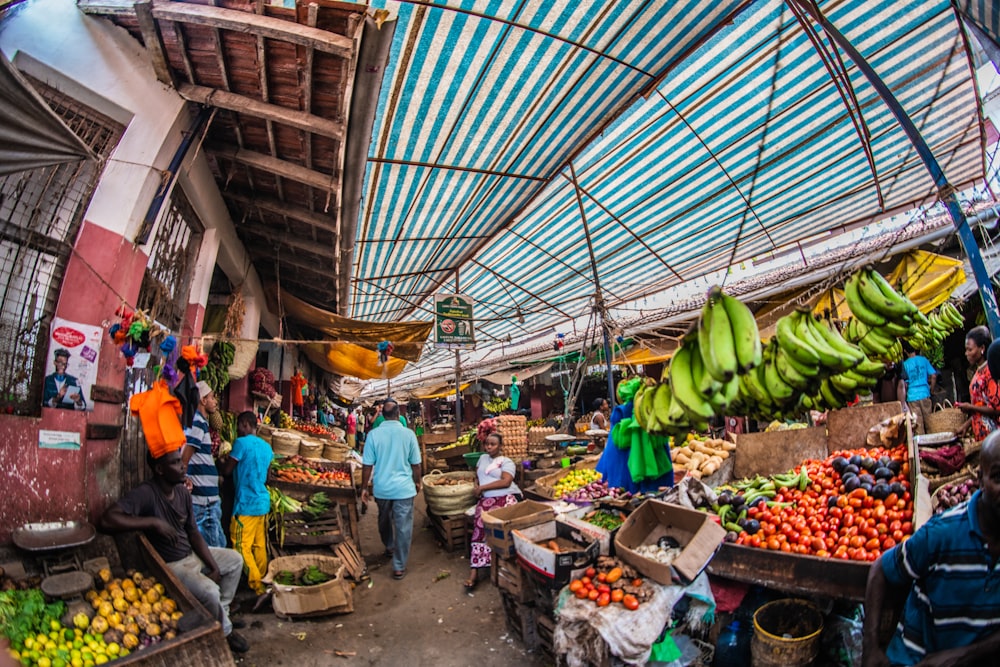 Variedad de frutas en la construcción de mercados