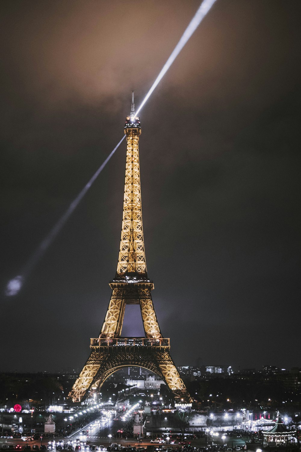 Foto Torre Eiffel iluminada de París durante la noche – Imagen París gratis  en Unsplash