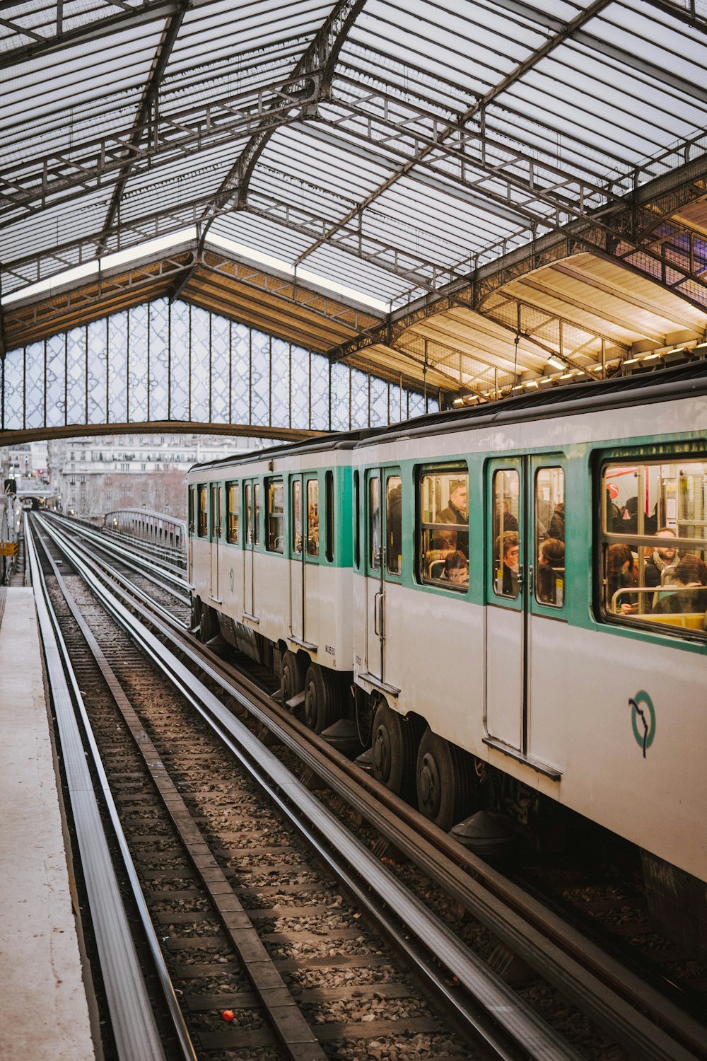 personnes à l’intérieur d’un train blanc et vert