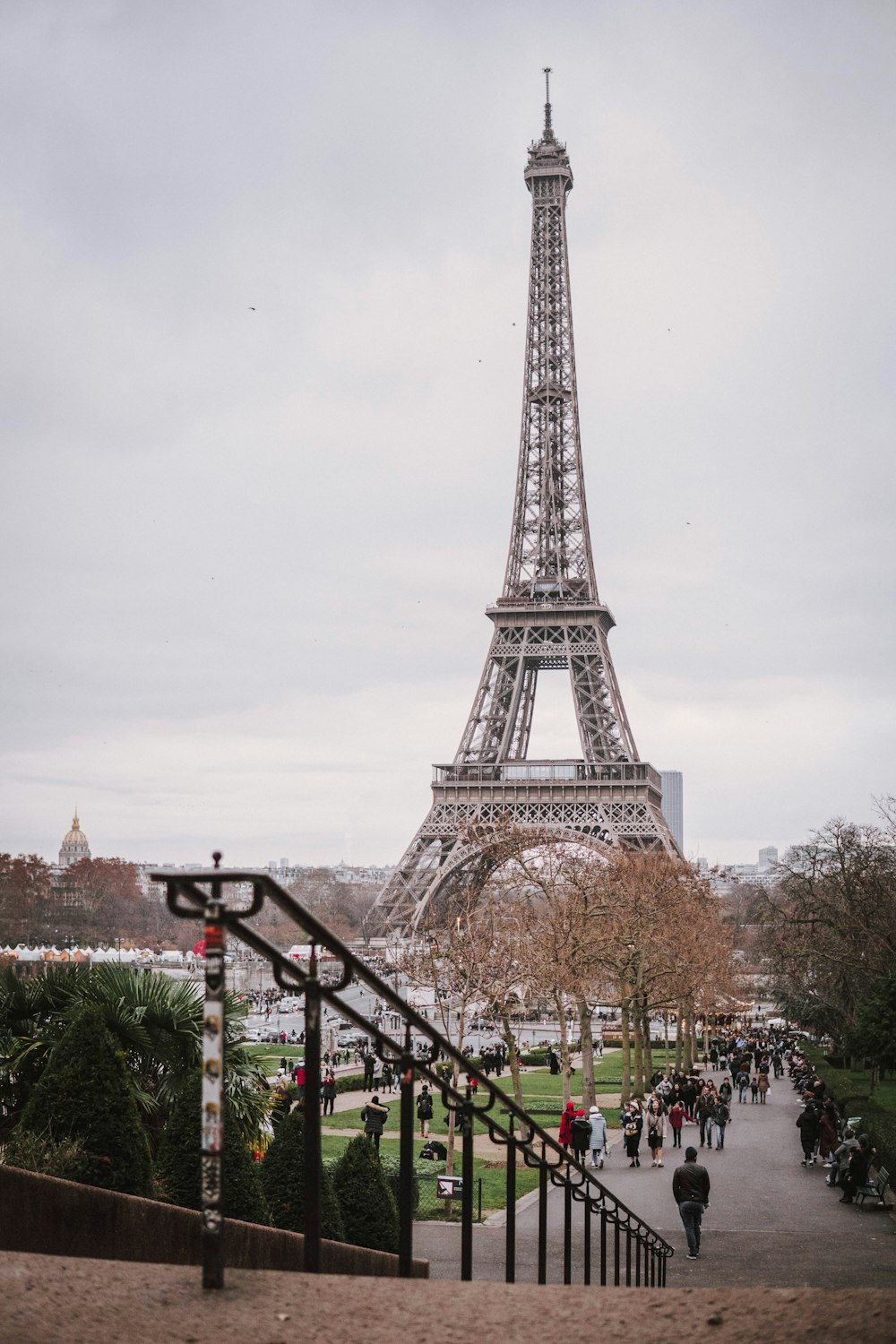 personnes près de Tour Eiffel, Paris pendant la journée