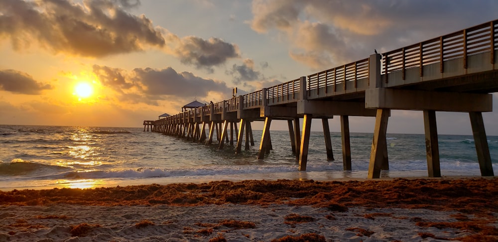 Muelle durante la puesta de sol