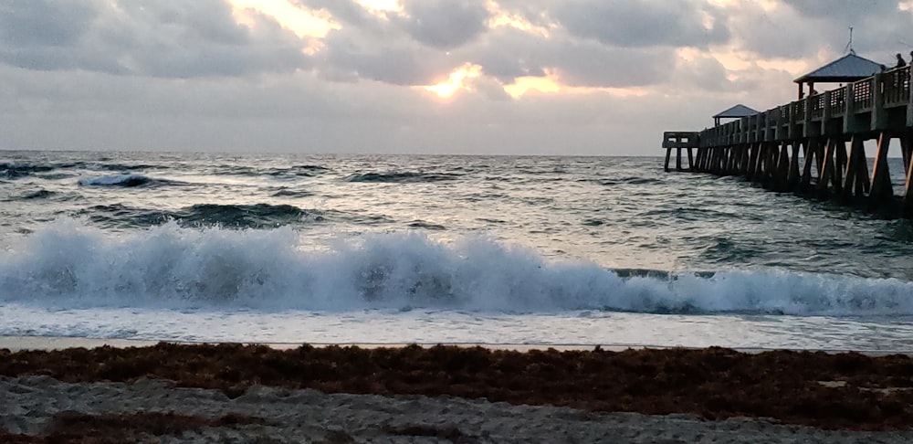 Quai avec auvents à la plage pendant l’heure dorée