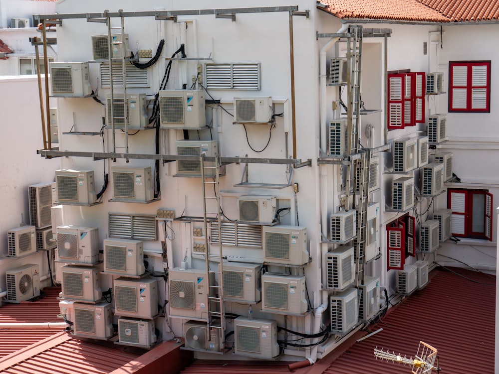 edificio in cemento bianco