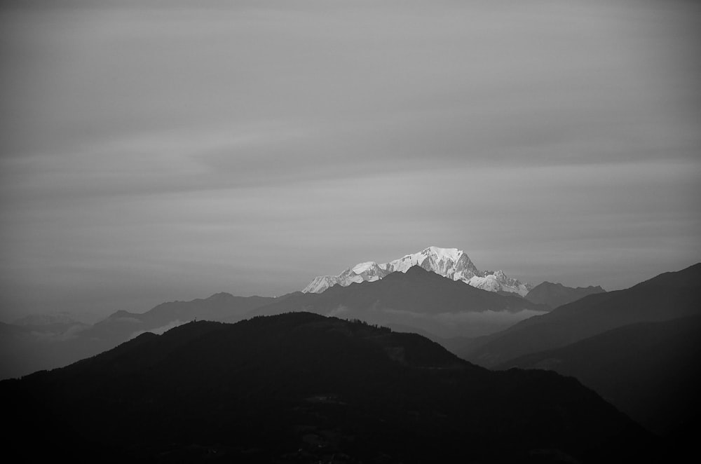 foto em tons de cinza das montanhas