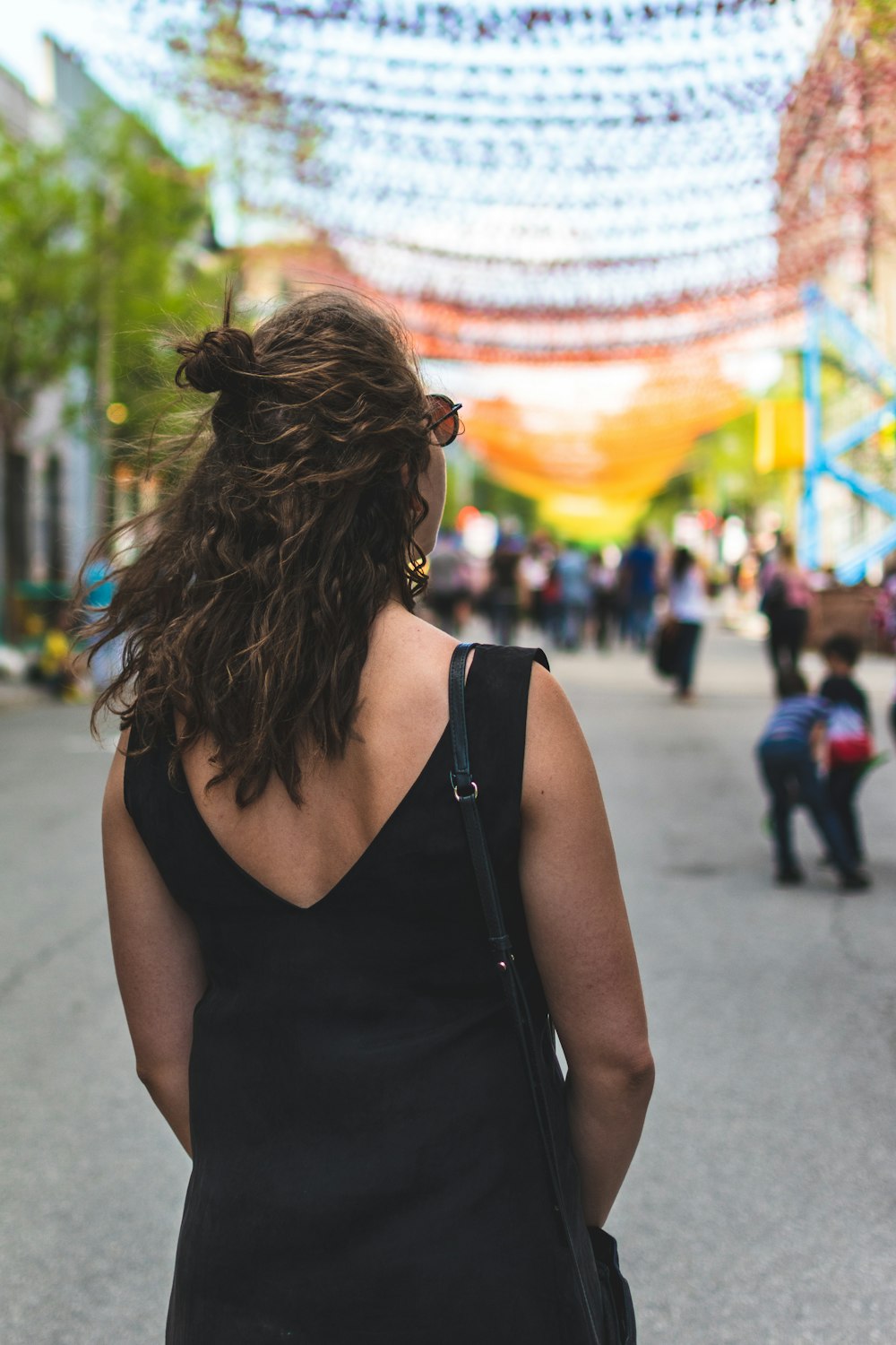 femme debout sur la route