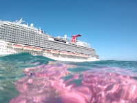 cruise ship during daytim