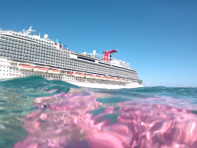 cruise ship during daytim