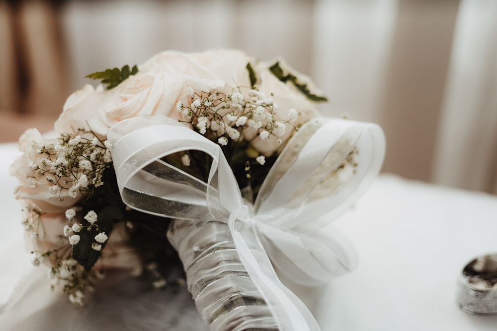 beige-petaled flower bouquet