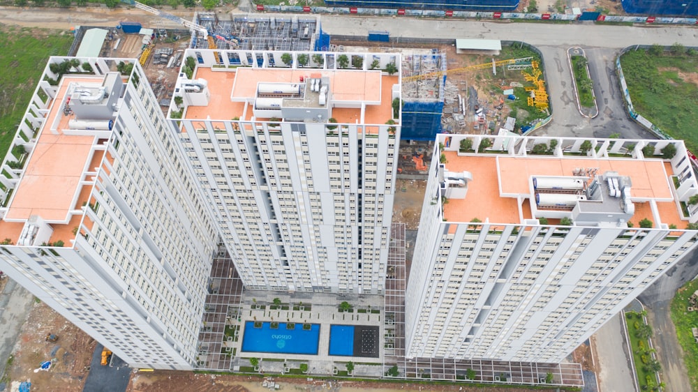 Fotografía de vista de ángulo alto de edificios blancos