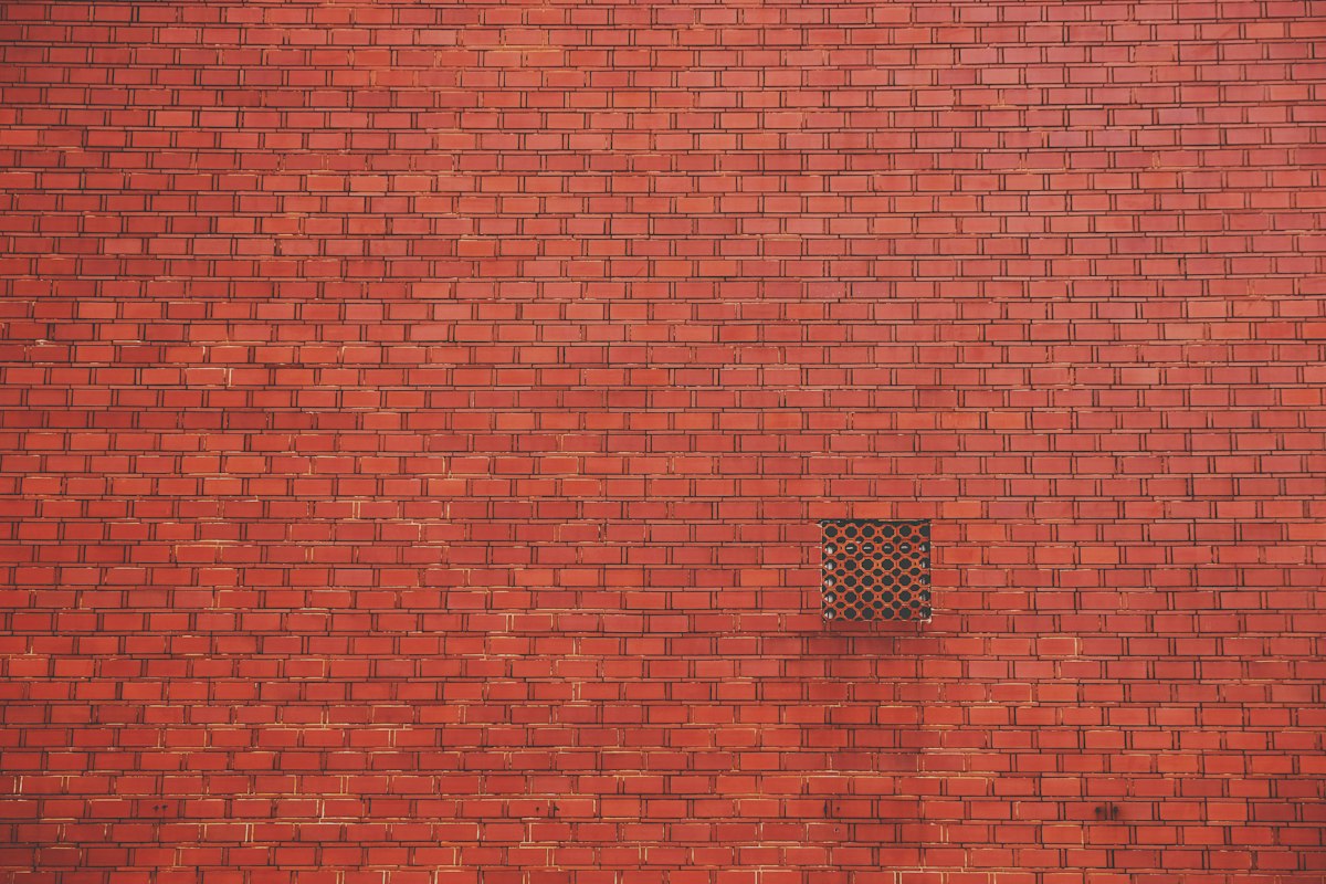 Close up of orange brick coursing on an exterior wall, the reference point used for standard 9x3, 9x6 and 9x9 inch louvre vent sizes