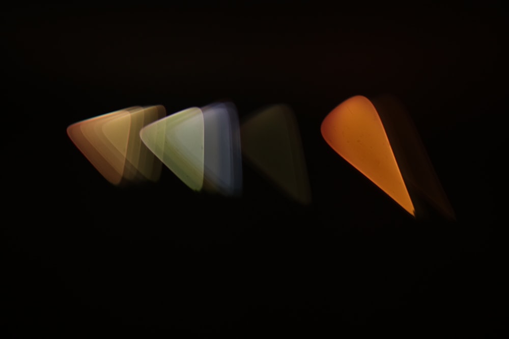 Una foto borrosa de tres conos de diferentes colores