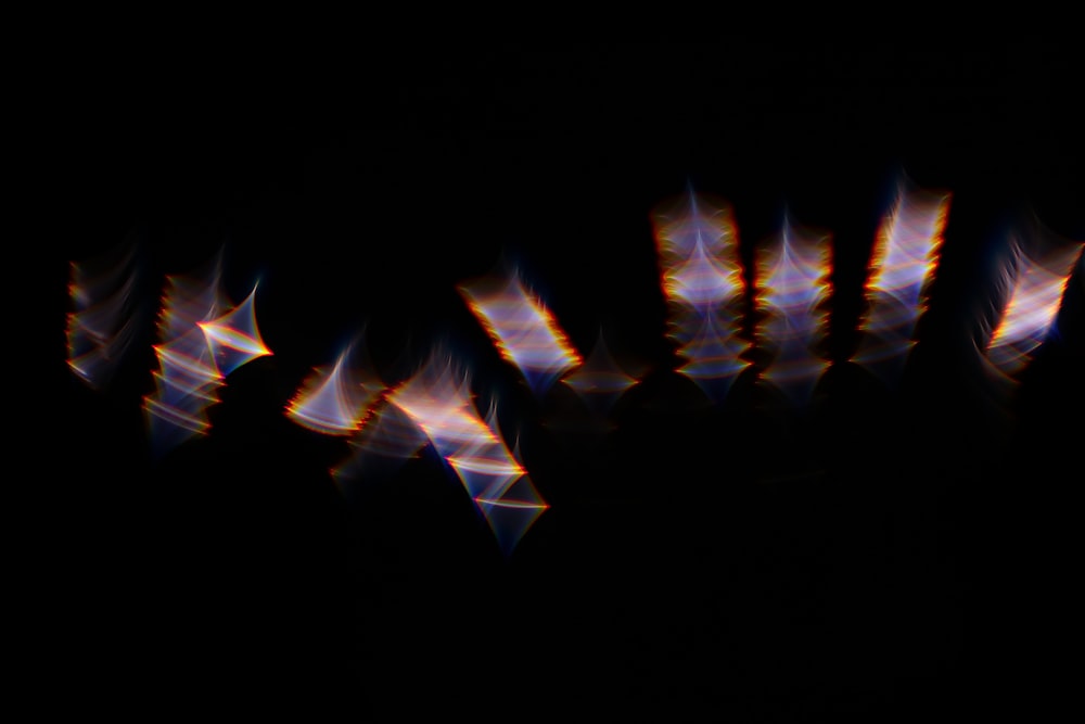 Un'immagine sfocata di uno sfondo nero con luci brillanti