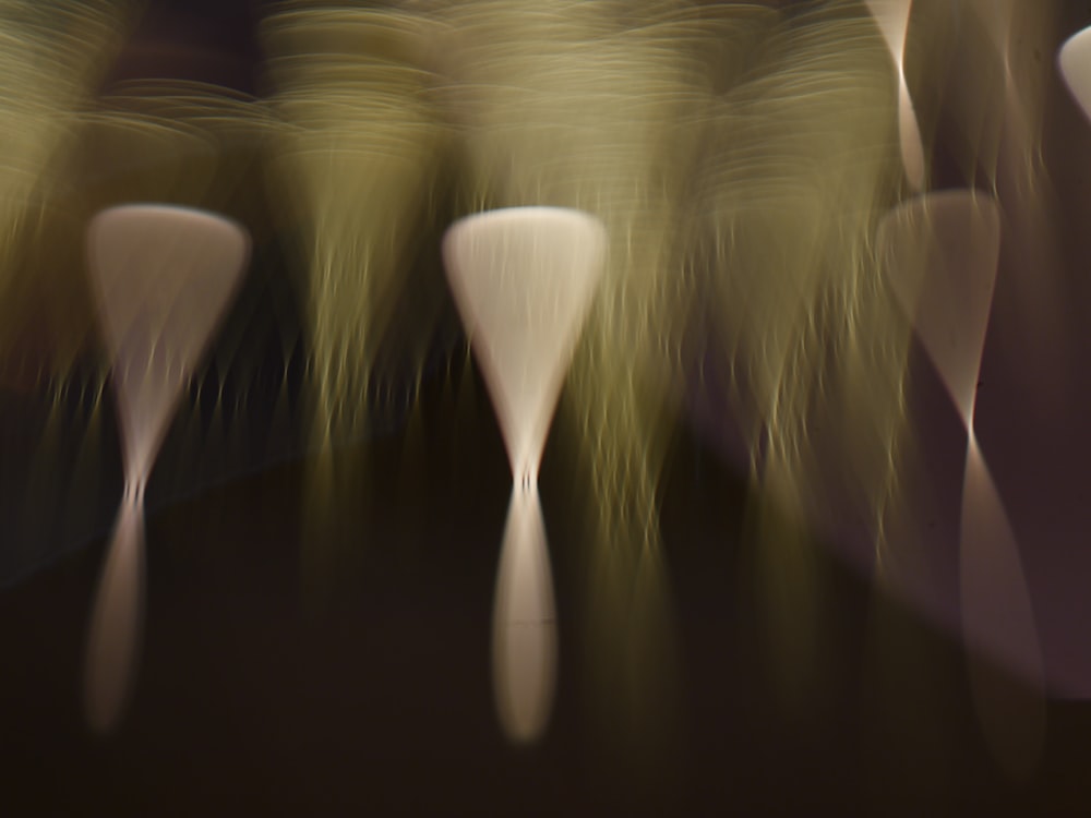 un groupe de vases blancs assis sur une table