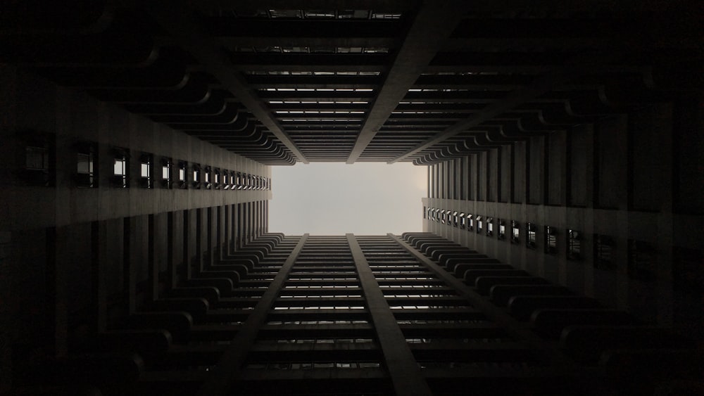 高層ビルのローアングル撮影