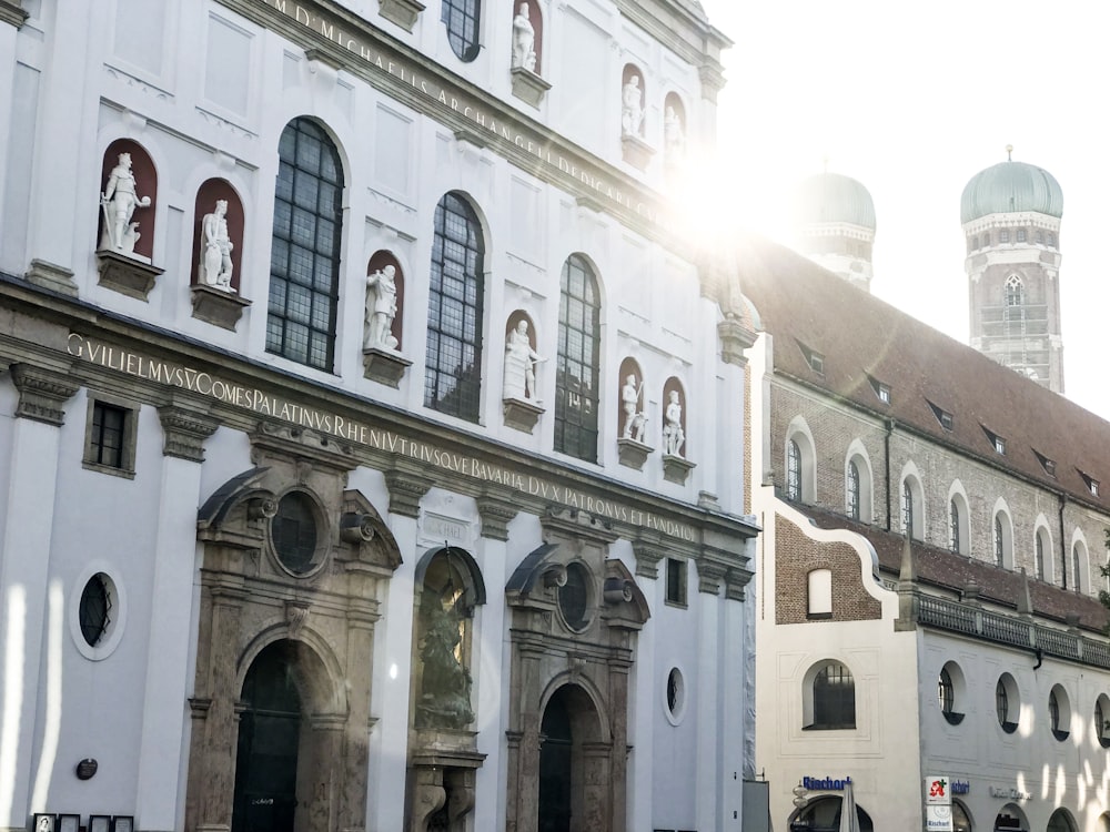 edificio in calcestruzzo grigio e bianco