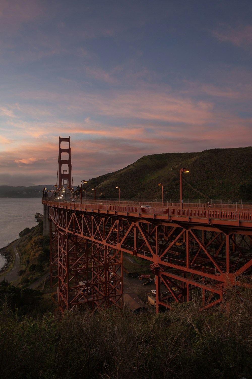 Rote Metallbrücke zur goldenen Stunde