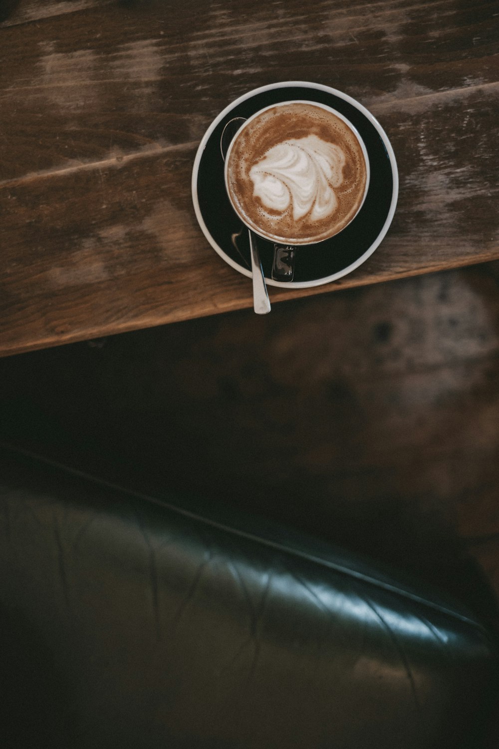 Tasse Kaffee auf dem Tisch