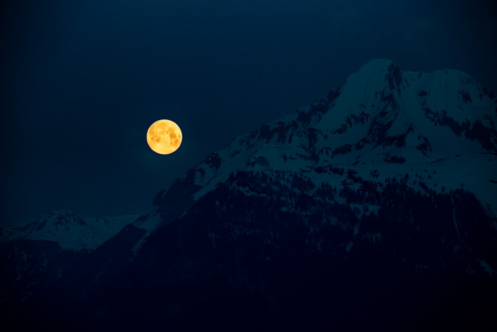 Lune et montagne