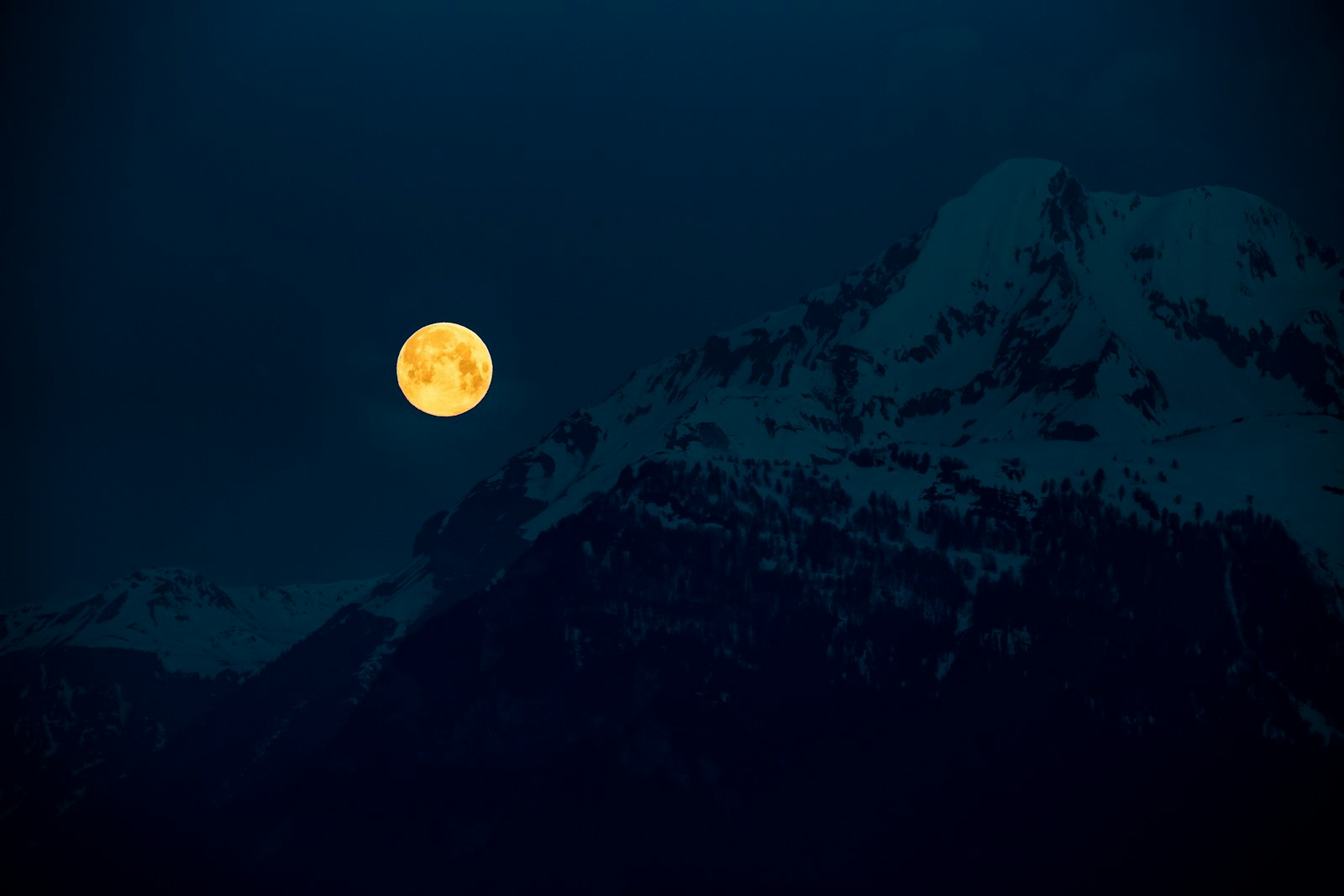 Canon EOS 6D + Canon EF 100-400mm F4.5-5.6L IS II USM sample photo. Moon and mountain photography