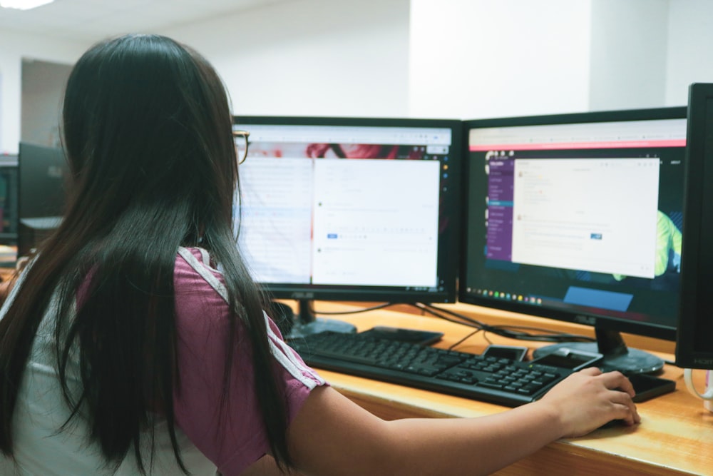 デスクトップコンピュータを使用する女性